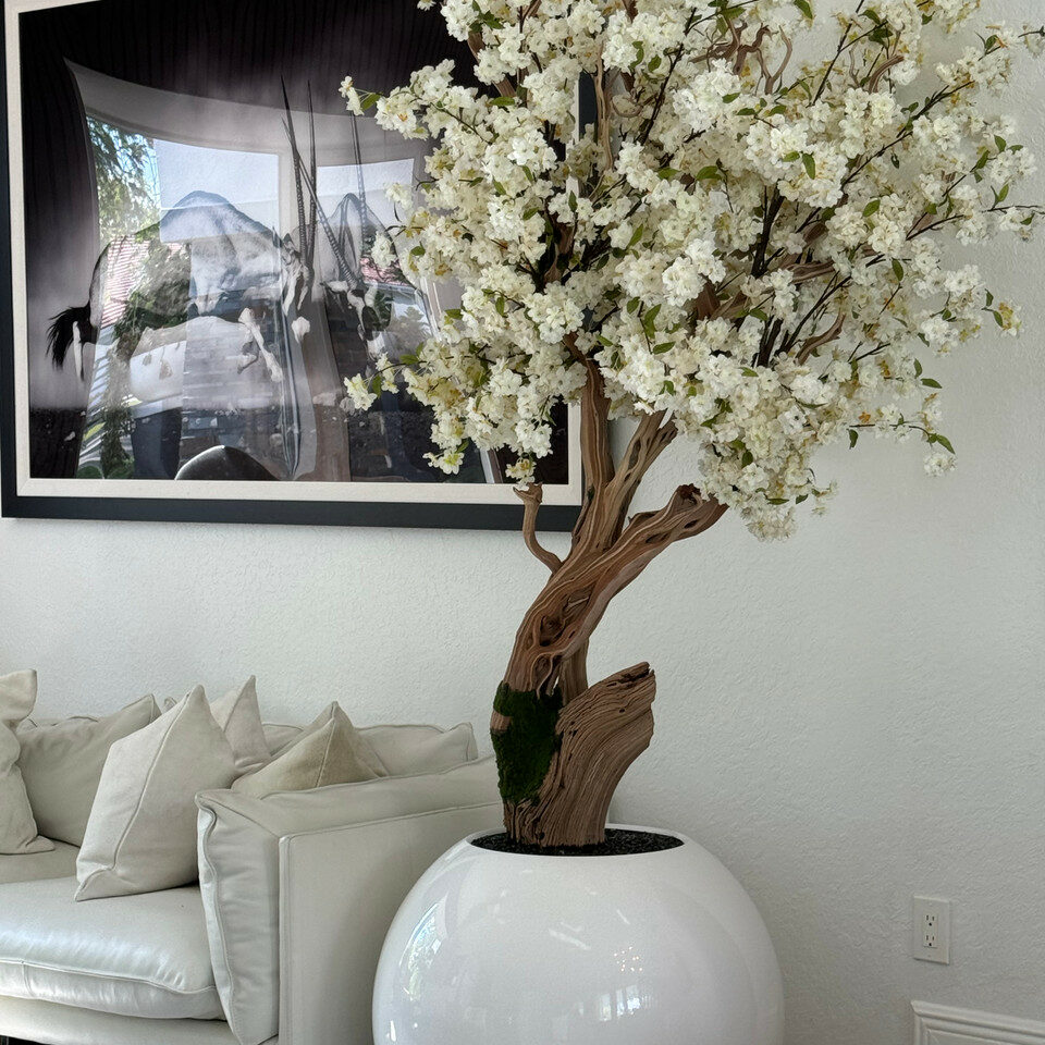 Vase globe blanc brillant avec cerisier personnalisé