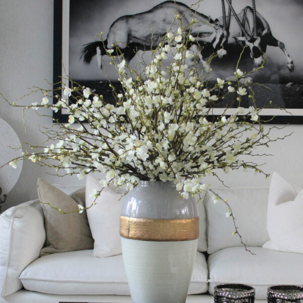 Vase Goddess avec branches de fleurs de cerisier