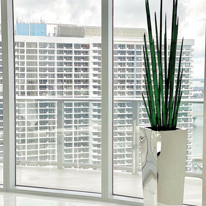 Vase cube en acier inoxydable avec herbe serpent
