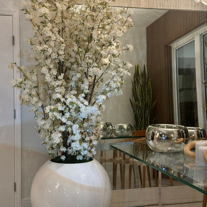 Vase sphérique blanc brillant 76 cm avec branches de fleurs de cerisier blanches