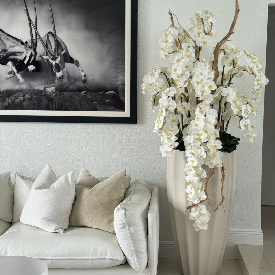 Vase San José beige sable avec orchidées blanches en cascade
