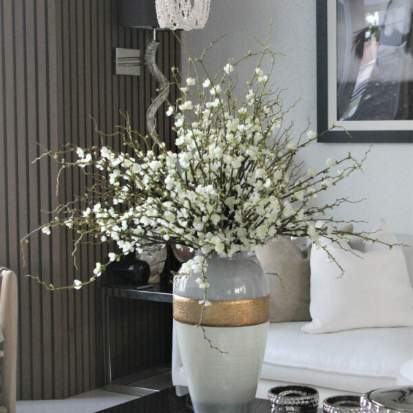 Vase Goddess avec branches de fleurs de cerisier