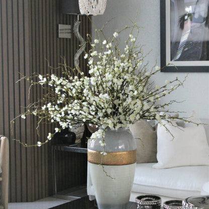 Vase Goddess avec branches de fleurs de cerisier
